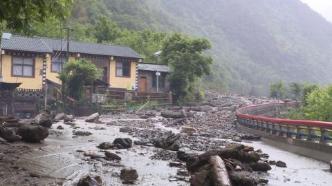 怒江云南怒江强降雨致塌方泥石流 千余名被困游客被妥善安置