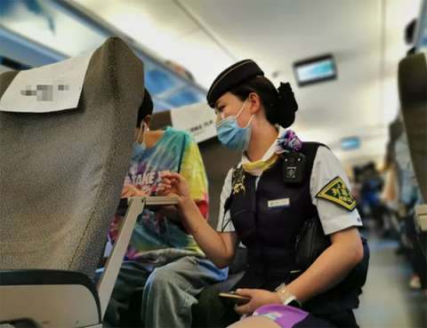 奇闻轶事高铁突然紧急制动!老人哭喊：我孙女掉下去了...