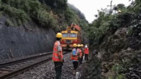 福建三明福建三明山体滑坡影响铁路线，500人连夜抢通