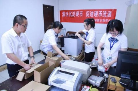 银行|真数钱数到手抽筋！女子竟拉4吨硬币去银行