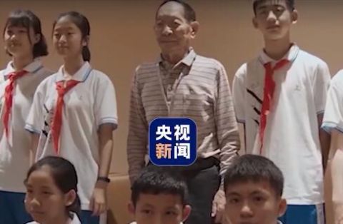 袁隆平|太暖了！袁隆平身体疲惫拒绝采访 听到学生要合影立刻起身