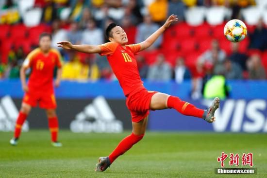 当地时间6月13日，中国队球员李影在比赛中拼抢。当日，在法国巴黎举行的2019年国际足联女足世界杯B组小组赛中，中国队以1比0战胜南非队。中新社记者 富田 摄