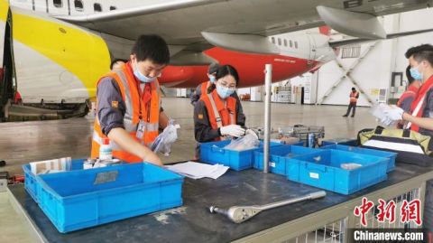 余璇|95后女飞机维修师：为梦想奋斗的女孩最美