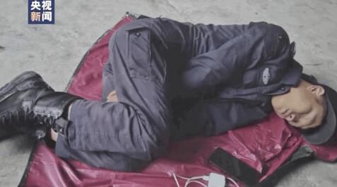 山体滑坡|山体滑坡废墟上，这场庄严的仪式让人动容