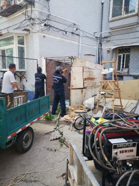 法制家属宿舍楼30年违建一夕拆除 两位邻里老人重归和睦