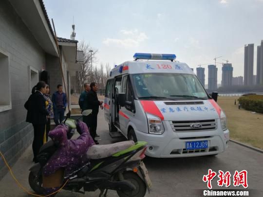 隨后，趕來的120急救車將落水者送醫(yī)救治。　李琦 攝