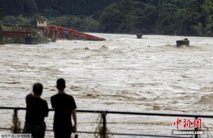 资料图：当地时间7月6日，日本西南部熊本县遭遇强降雨后，河水上涨将原本架在河道上的桥梁冲毁。