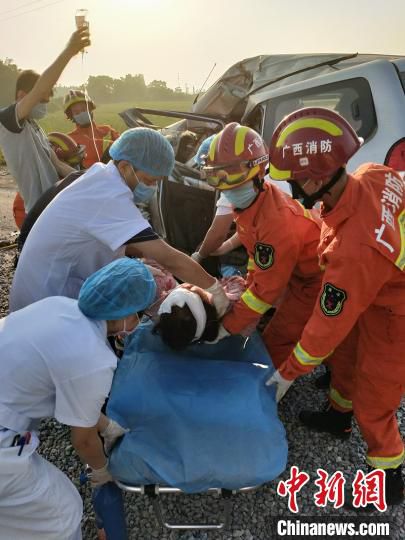 面包车广西南宁一面包车与大货车相撞 致5人遇难