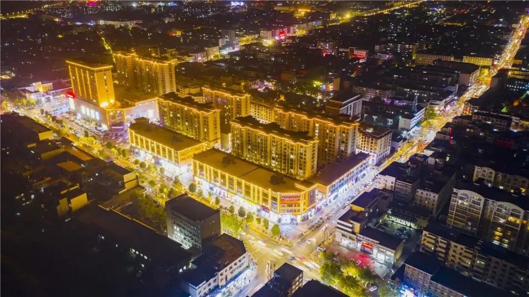 市丛林(拍于嵩景花园)▲登封新城(拍于东区)▲蓝天下的山城(拍于南环