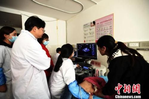 資料圖：醫療專家在阿壩州醫院進行少兒先心病篩查。　安源 攝