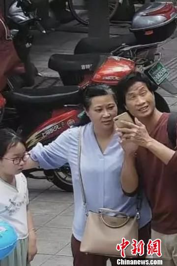 7月7日三人监控出现画面。 警方 供图 摄 7月7日三人监控出现画面。 警方 供图 摄