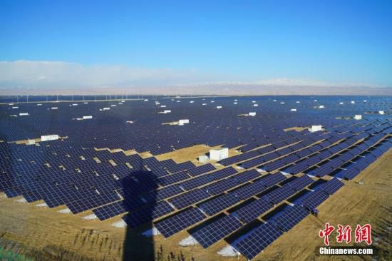 资料图：青海省海南藏族自治州共和县塔拉滩生态光伏发电园区内的太阳能光伏板。<a target='_blank' href='http://www.chinanews.com/'>中新社</a>记者 张兴龙 摄