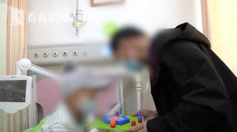 |4岁孩子身患恶性肿瘤 养父：拼了老命也要救他！