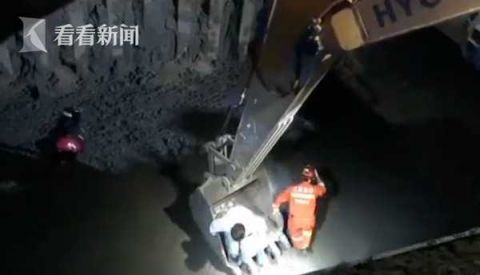 |男子为抄近路坠入7米深坑 挖掘机伸“长臂”救援