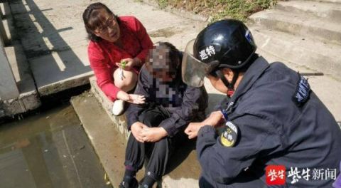 |女子跳河轻生 热心大姐飞奔用拖把救人