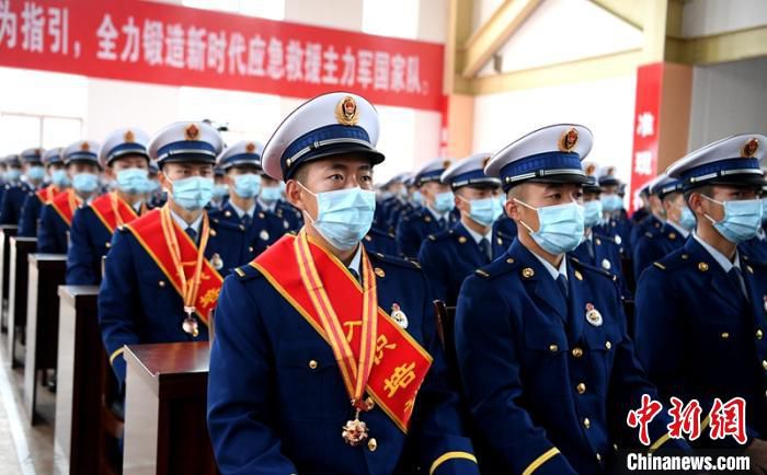 #消防员#四川面向社会招录的首批252名消防员正式授衔并入职