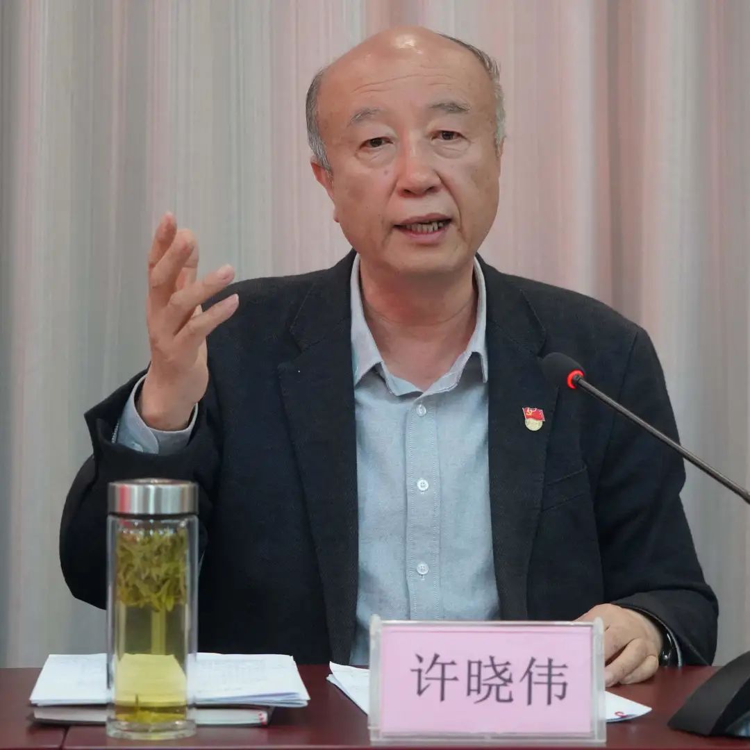 最后,许晓伟指出要进一步深化认识,真正提高站位,"关键少数"必须把