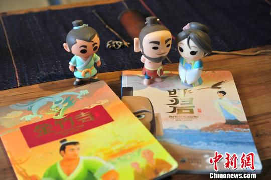 图为刘何跃根据重庆民间传说创作的绘本《金竹寺》和《呼归石》。受访者供图