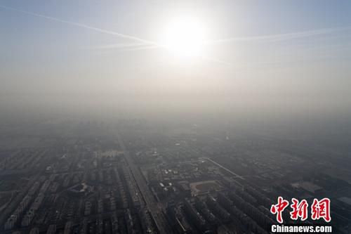 11月30日，山西省太原市被雾霾笼罩。据当地气象台发布消息显示，太原实时空气质量指数全天在238左右徘徊，达到重度污染。<a target='_blank' href='http://www.chinanews.com/'>中新社</a>记者 韦亮 摄