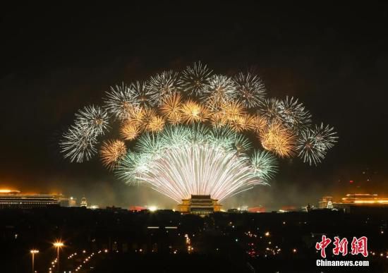 10月1日晚,庆祝中华人民共和国成立70周年联欢活动在北京天安门广场举行。中新社记者 赵隽 摄 10月1日晚,庆祝中华人民共和国成立70周年联欢活动在北京天安门广场举行。中新社记者 赵隽 摄