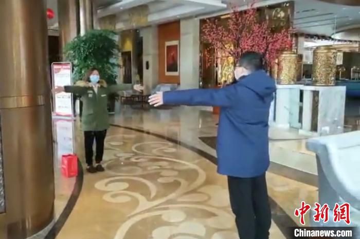 疫情之下的“隔空擁抱”。通訊員 高琳