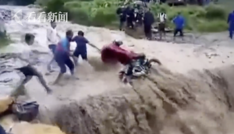 摩托车|男子连人带车被洪水冲走 路人尖叫展开生死救援