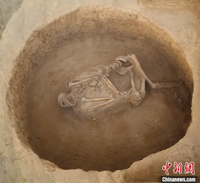 墓葬周边的“灰坑葬”。陕西省考古研究院供图 　摄