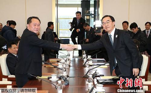资料图：1月9日，韩方代表团团长、统一部长官赵明均（右）和朝方代表团团长、朝鲜祖国和平统一委员会委员长李善权在板门店韩方一侧“和平之家”握手。