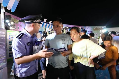 |民警“摆摊”线上直播线下互动:半小时在线观看人数逾12万