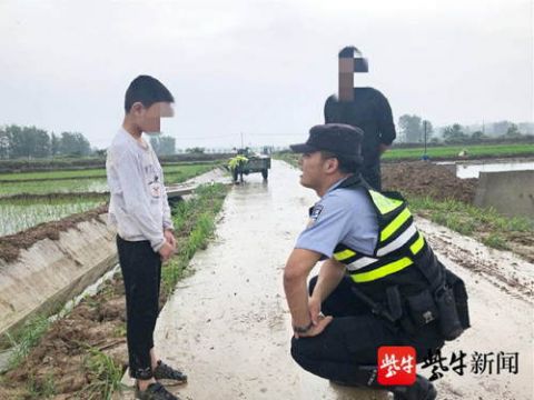 社会万象9岁男孩被爸爸打骂 雨中站了两小时