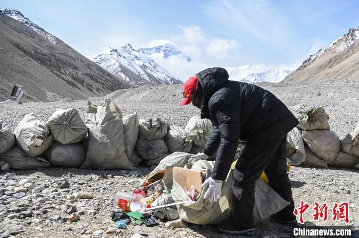 户外运动世界海拔最高环保行动 西藏进行大规模登山垃圾清理回收