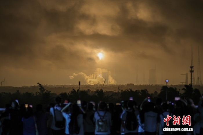 5月27日0时16分，中国在文昌航天发射场使用长征七号改运载火箭，成功将通信技术试验卫星二十四号发射升空，卫星顺利进入预定轨道，发射任务取得圆满成功。该卫星主要用于开展多频段、高速率卫星通信技术验证。此次任务是长征系列运载火箭的第645次飞行。图为民众观看长征七号改运载火箭点火升空。<a target='_blank' href='/'>中新社</a>记者 骆云飞 摄