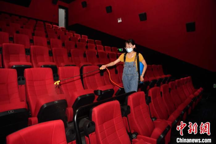 图为昆明万达影城工作人员对放映厅进行消毒，为复工做准备。　刘冉阳 摄