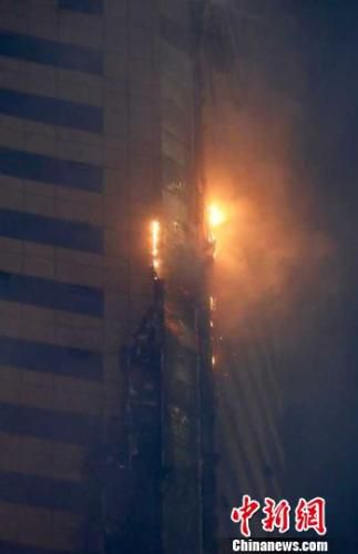 金鹰大厦起火部位为九楼一酒店。　泱波 摄