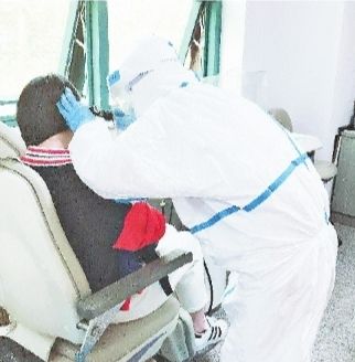 耳机长时间戴耳机上网课耳痛流水 医生：保护听力遵循“60”原则