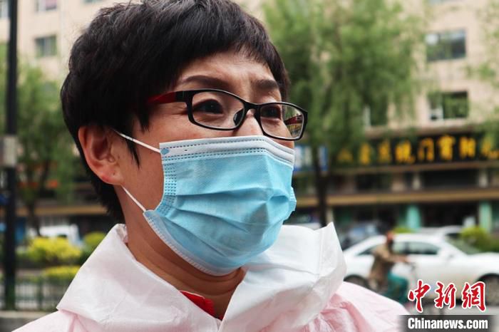 陈丽英老师坚守抗疫一线 学生隔窗敬礼唱出“谢谢你”