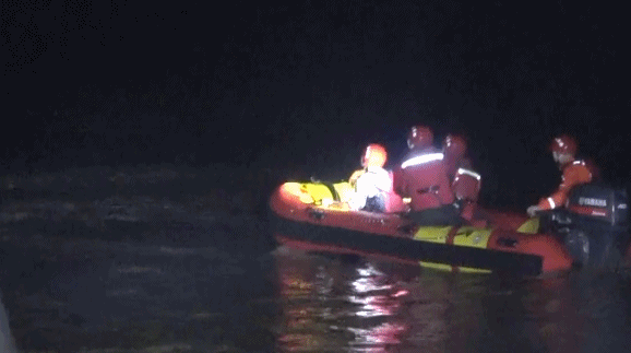 『橡皮艇』广西贺州：3人被洪水围困 消防人员驾橡皮艇横渡救援