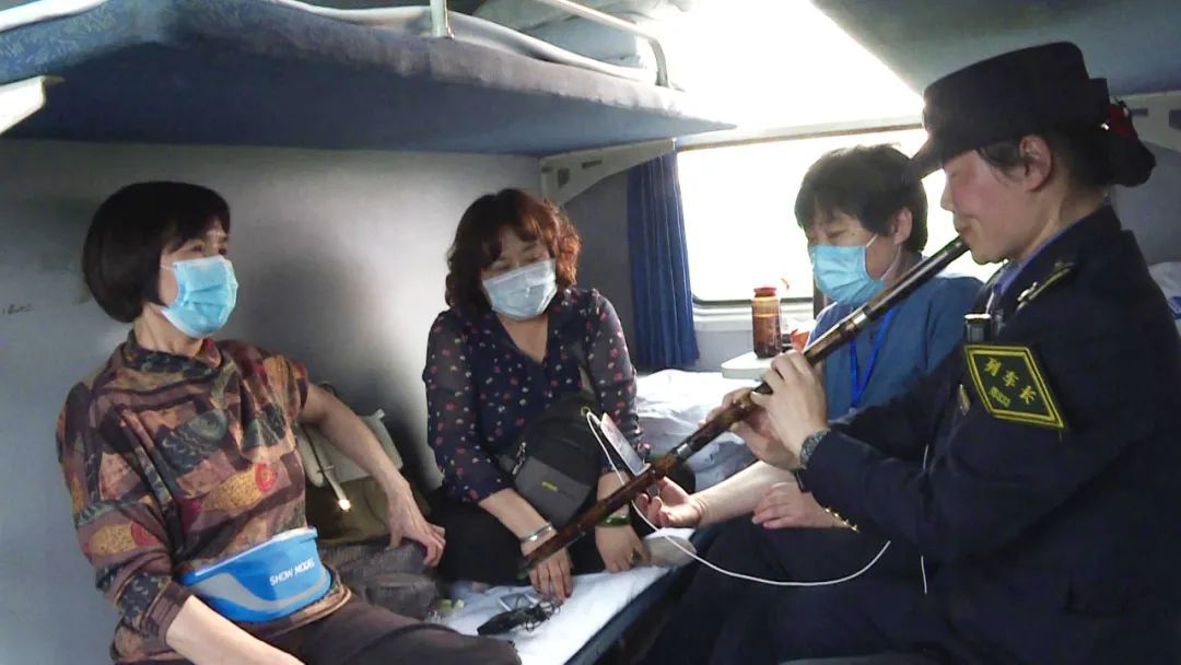 引得大家自发"伴唱"一曲悠扬动人的箫声版《映山红》北京二队列车长