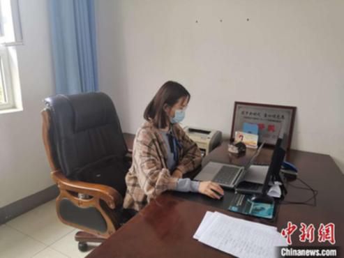 「疫情」上网课做志愿 疫情下 “00后”大学生的青春力量