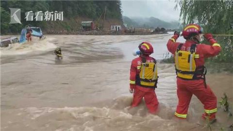 消防员装备河水暴涨板房被冲垮 工人爬上挖掘机报警求助