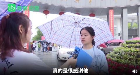 游泳|城管积水中游泳背女孩赴考：“我喝到水你也别管我”女孩鞠躬致谢