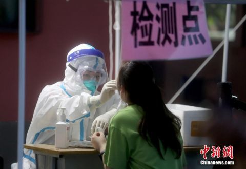 北京丰台区中风险街乡居民做核酸检测