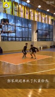 篮球圆梦了！火遍全网的独臂篮球少年与易建联交流球技，现场收到这些鼓励太暖心...