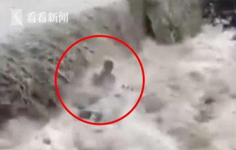 摩托车|男子连人带车被洪水冲走 路人尖叫展开生死救援