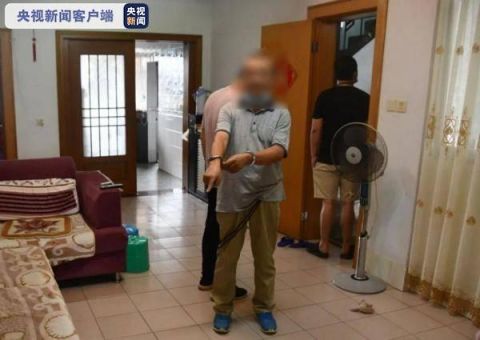 法制杀人嫌犯潜逃25年终被捕 警方抓捕现场曝光