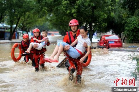 |福建武夷山水漫城区 消防队员紧急营救