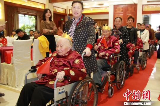 江苏扬州迎重阳摆千岁宴10位百岁老人穿唐装