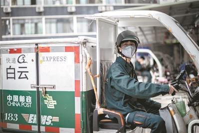 口罩|口罩坚持戴 高温中“逆行”