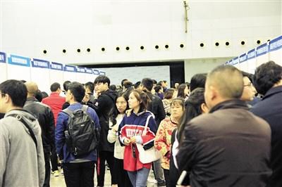 南坪会展中心，重庆秋季超大型人才招聘会吸引了大量求职者。