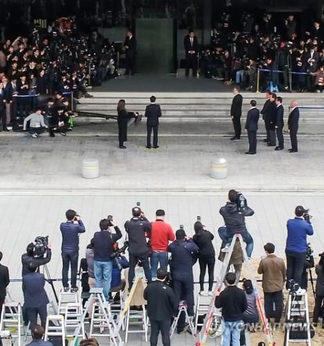 3月14日上午，在首尔市中央地方检察厅，韩国前总统李明博在以犯罪嫌疑人身份到案受讯前表态。图片来源：韩联社